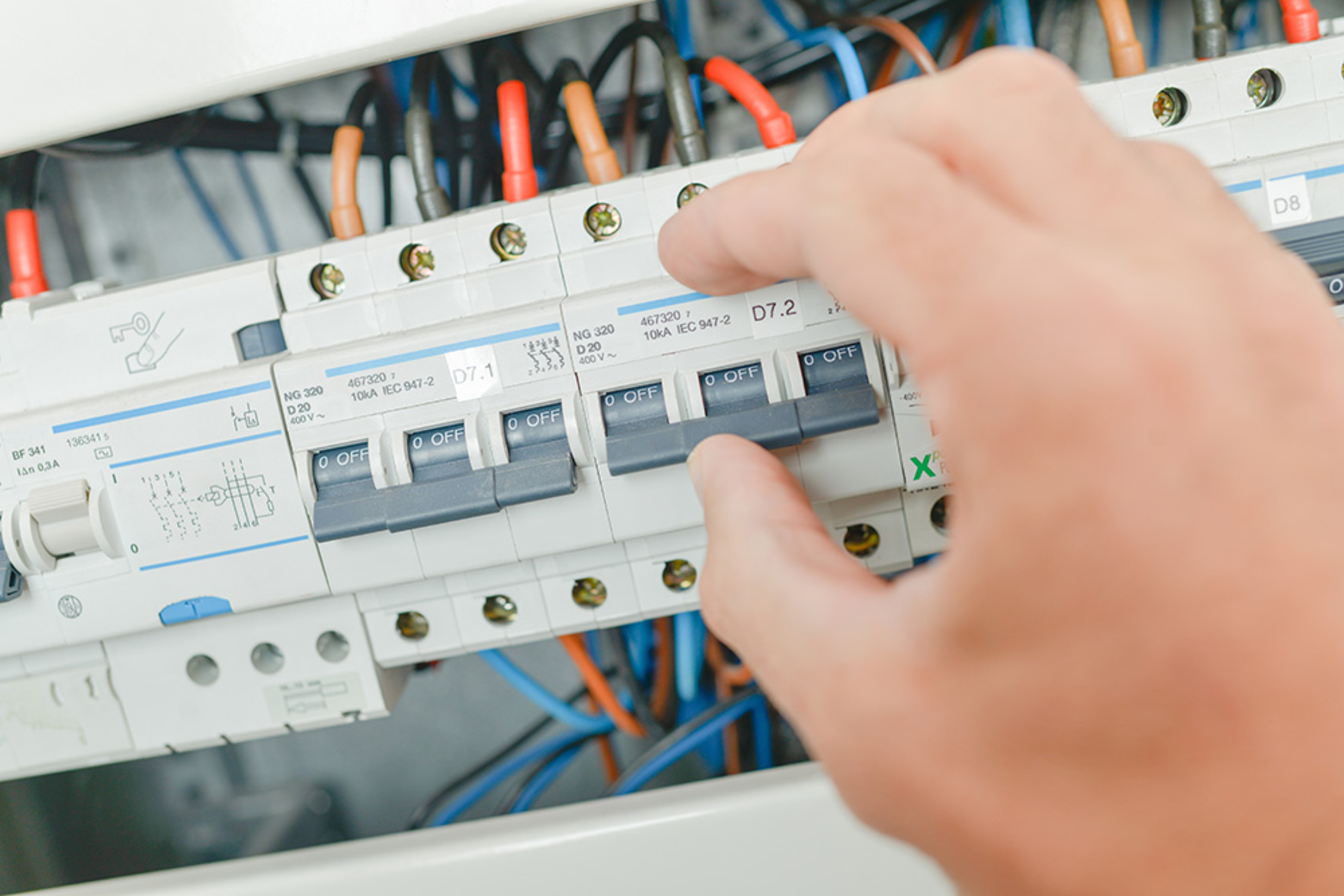 Elektro­installation bei Elektro Knaak GmbH & Co. KG in Hanau / Großauheim